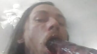 La sissy mae fa un deepthroat ad un dildo