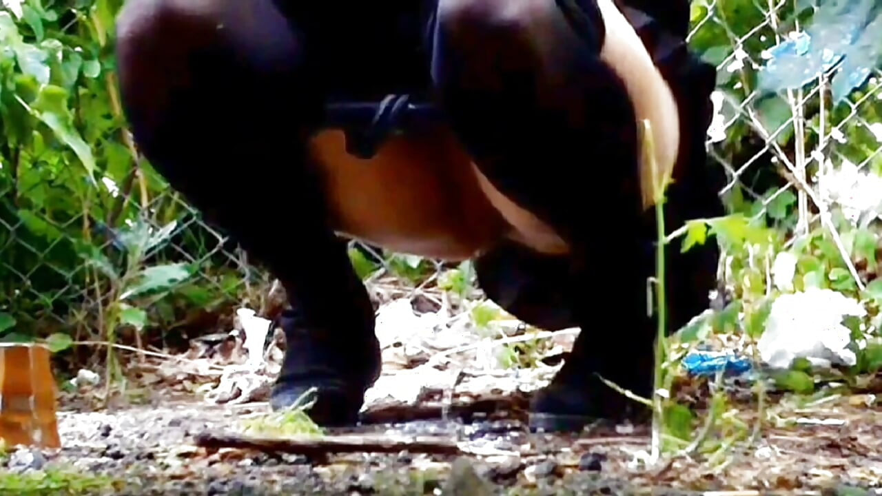 The Longest Outdoor Pee with a Completely Full Bladder