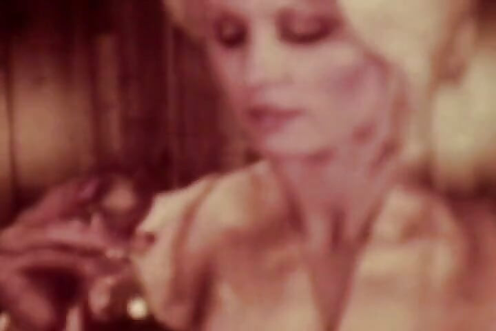 Blond retro gudinna njuter av vintage anal leksak session i Sepia