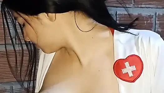 Gadis ini lagi asik masturbasi sendirian sambil meringis keenakan di pesta seks sampai orgasme