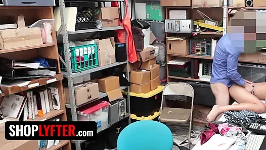ShopLyfter - горячая чернокожая Vixen Kat Arina давится хуем офицера, чтобы избежать неприятностей с законом