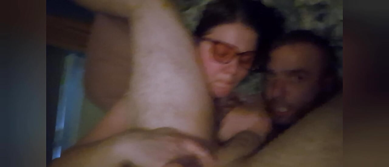 Fellation automatique assistée + pegging + énorme facial partagé