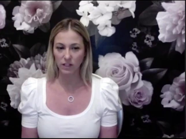 Si blonde cantik di atas putih ketat