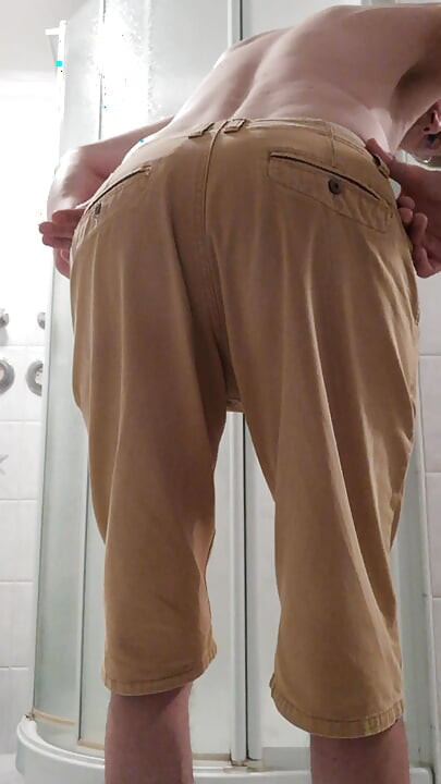 Strip im Bad mit Cockring um die Eier und Abspritzen auf der Wohnzimmercouch