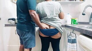 Une femme indienne se fait fesser, doigter et serrer les seins dans la cuisine