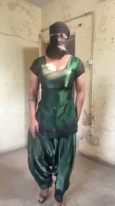 bộ đồ lụa bóng loáng của người chuyển giới mặc salwar desi