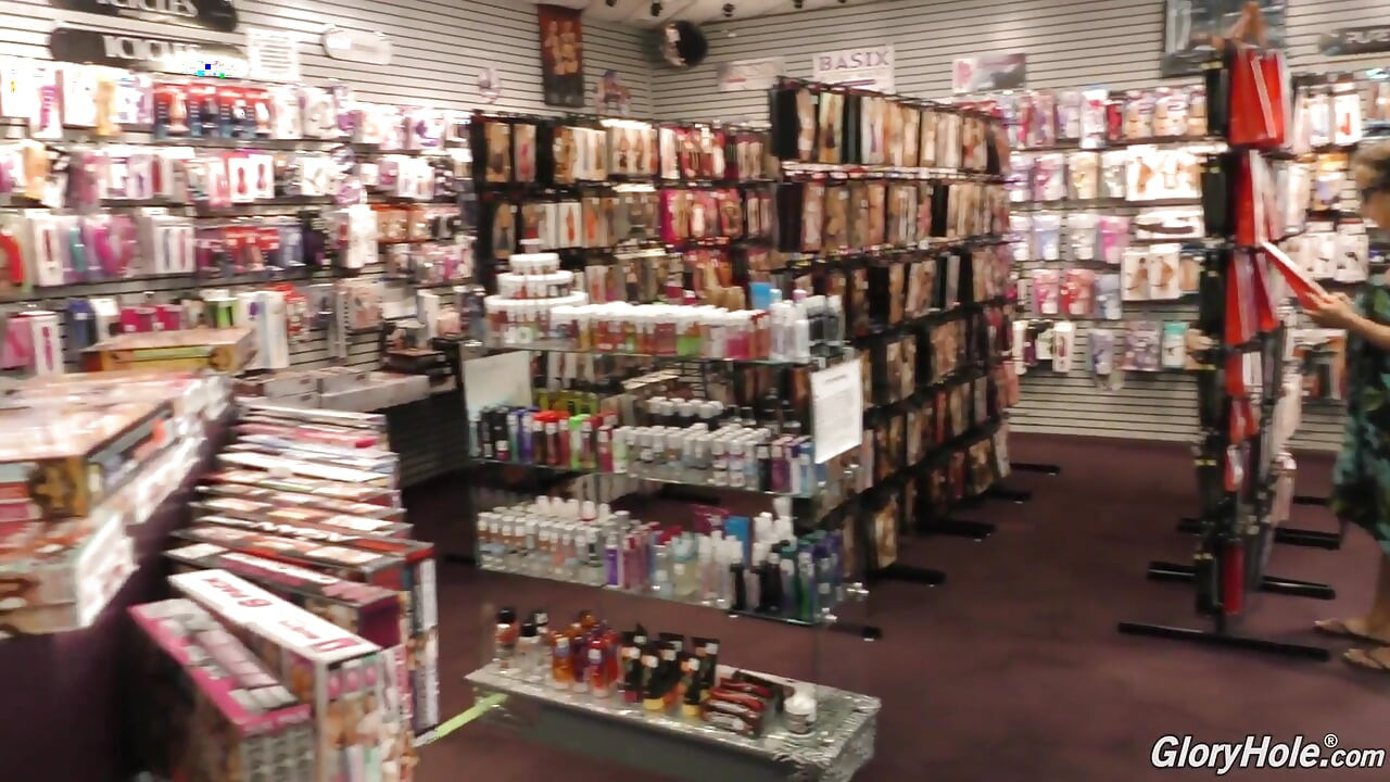 ライリーニクソンは黒いコックを吸う - gloryhole