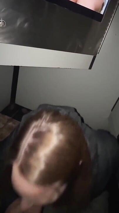 زوجة مارس الجنس في متجر البالغين ، رأس الطريق والمزيد من الجنس