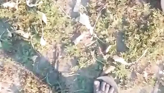 Afrikalı amatör açık havada süt püskürtüyor