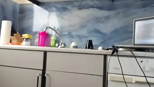 Раскрытие соблазна юной соблазнительницы, соблазняющей своей вкусной попкой