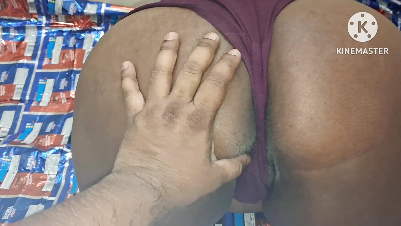 Eine indische hausfrau spielt mit dem schwanz ihres ehemanns
