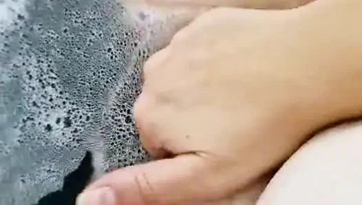 пальцами себя