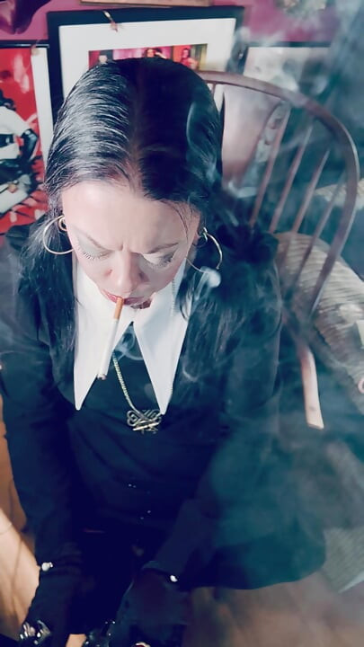 Wednesday Addams, Tina Snua, Chain Smokes 2 sigaretter i satenghansker - Smoking Smoker Drifts Snap Inhalerer OMI OME Tips To Tail