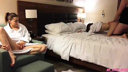 Önce kız arkadaşımı ve sonra arkadaşını sikiyorum - amcıklarının içine boşalıyorum