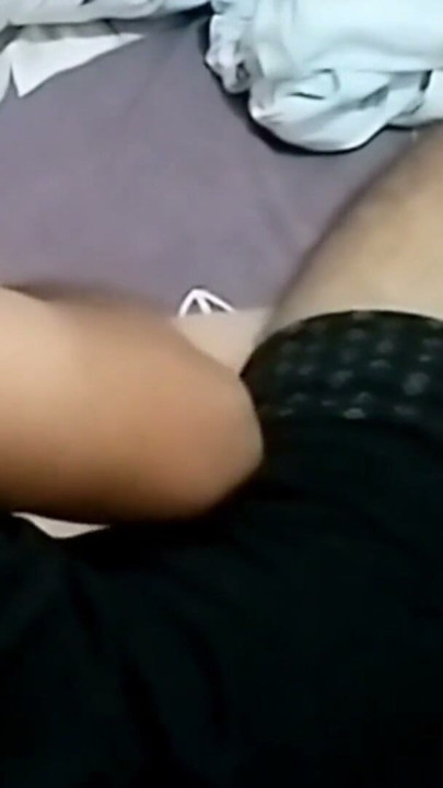 A minha mulher quer experimentar um vibrador na cona cremosa. Sente-se bem, casal caseiro a tentar algo novo | Clipe 1