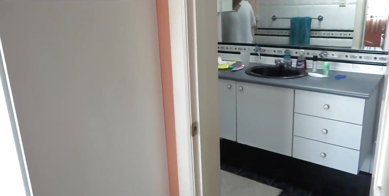 Ik krijg grote cumshots in mijn harige poesje en in mijn kont met mijn spijkerbroek aan