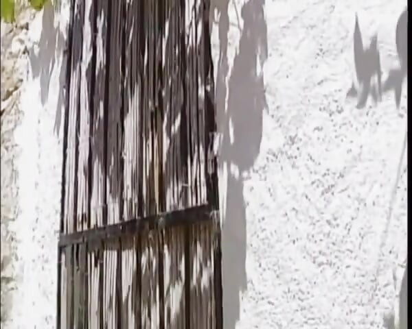 Blonde brilbabe vingert poesje en zuigt hard aan pik