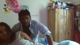 Шри-ланкийская пара девушек наслаждается звуком в постели