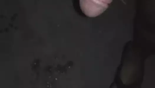 Piss dans un coin sombre