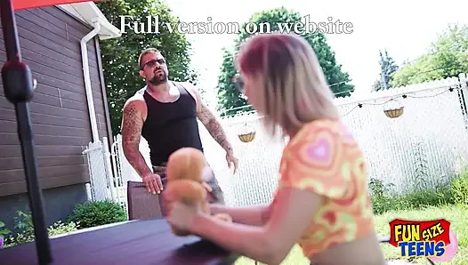 Funsize gençler - büyük memeli minyon bir genç kız üvey babası tarafından HArd'a sikiliyor