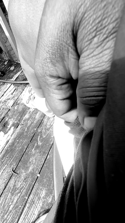 sur le pont en noir et blanc.