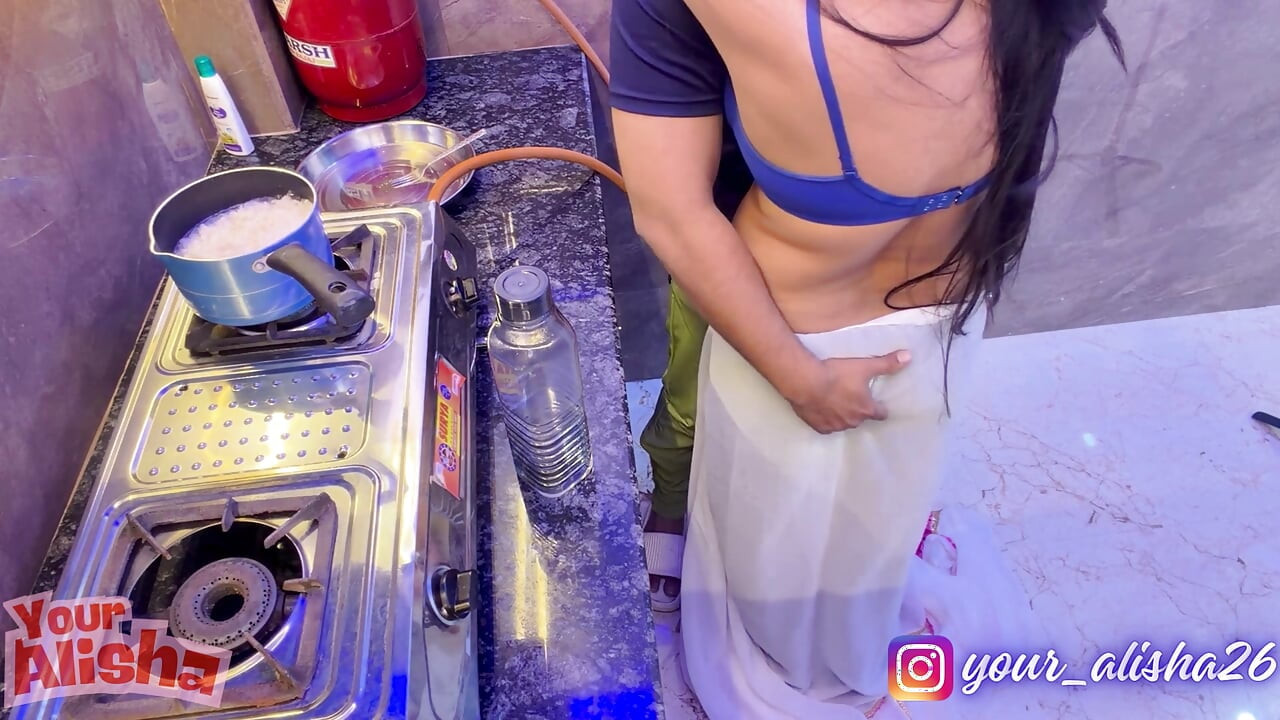 Alisha Bhabhi neukte tijdens het koken ft. Sammy Sins