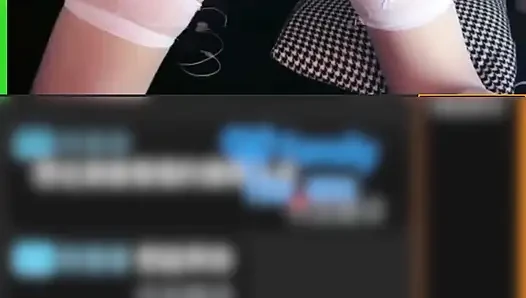 Öğretmenin video canlı yayını, şehvetli bir grup adamla paylaşıldı
