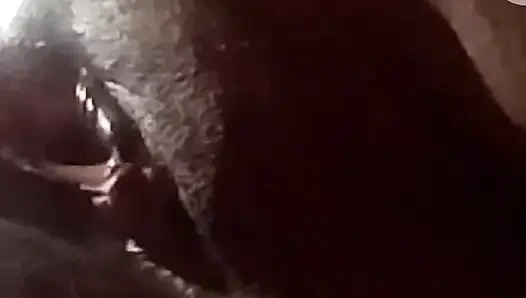 Sie verliert die kontrolle, als sie meinen schwanz sah, um ihre nasse muschi zu ficken