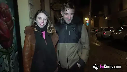 Melanie passe une nuit de pipes en public puis se fait baiser par sa meilleure amie!