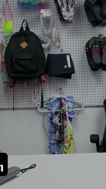 Shoplyfter - iki sarışın genç, derin boşluk araması için eğilmeleri talimatı verilen bikinileri çalarken yakalandı | Klip 1