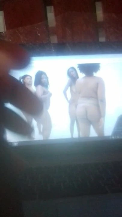 Penghormatan zakar kepada penari telanjang eboni