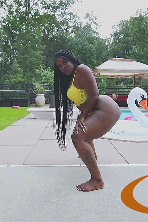 Semaj Media - ดาราน้ําแตกเดินริมสระน้ํา!