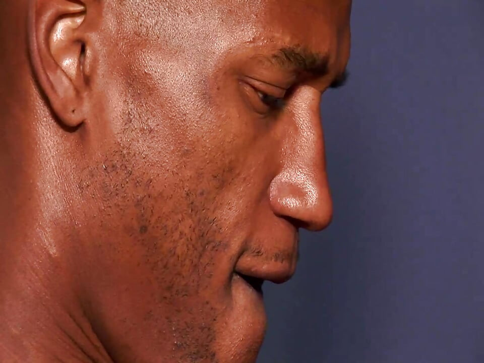 Kontol hitam tiga puluh sentimeter di pantat