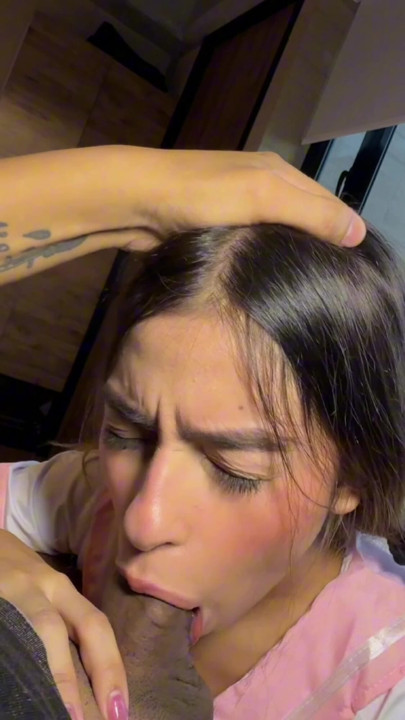 Mi vecina entra a mi habitación sin que yo me note a darme una mamada mientras usa su uniforme - parte 5