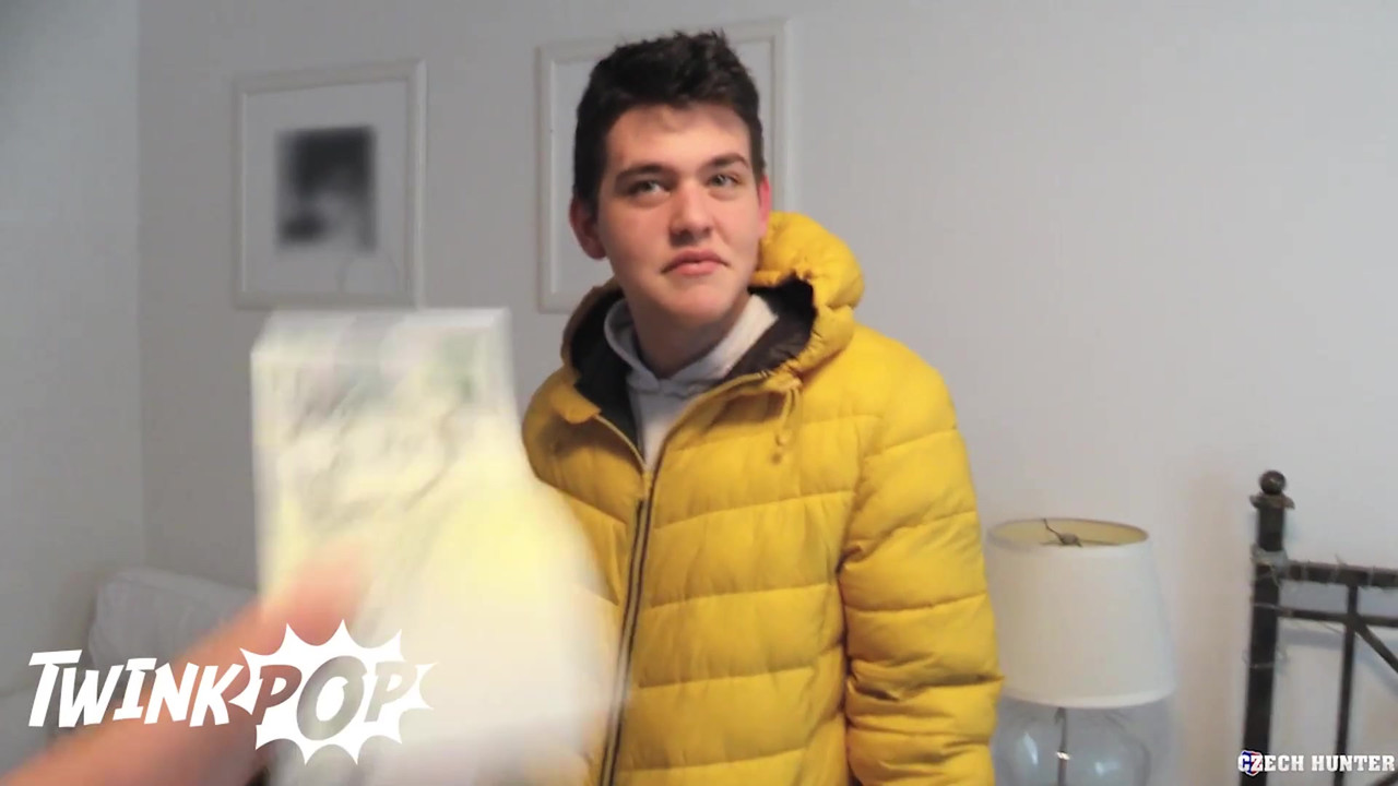 他在去买烟的路上遇到了一个愿意给他额外爱的男人 - twink pop