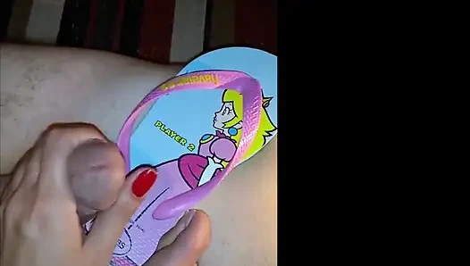 Kiffa orgasme sambil meremas kontolnya dan bikin cowok ini memuja kakinya