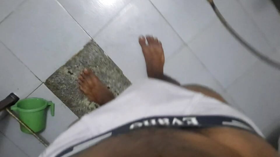 털이 무성한 자지를 마스터하는 18살
