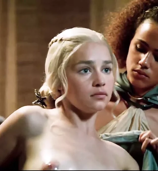 Emilia Clarke showing tits and ass getting out of the tub