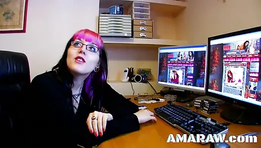 Ginger Roze büyük bir yarakla sikişirken anal sikişiyor