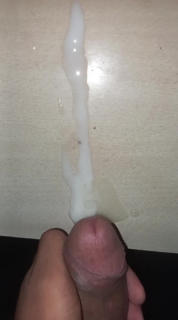 Un ragazzo fa sega quando è troppo eccitato