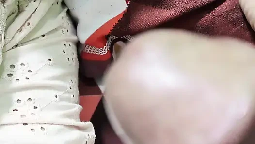 Возбужденная индийская сводная сестра соглашается трахаться со своим сводным братом