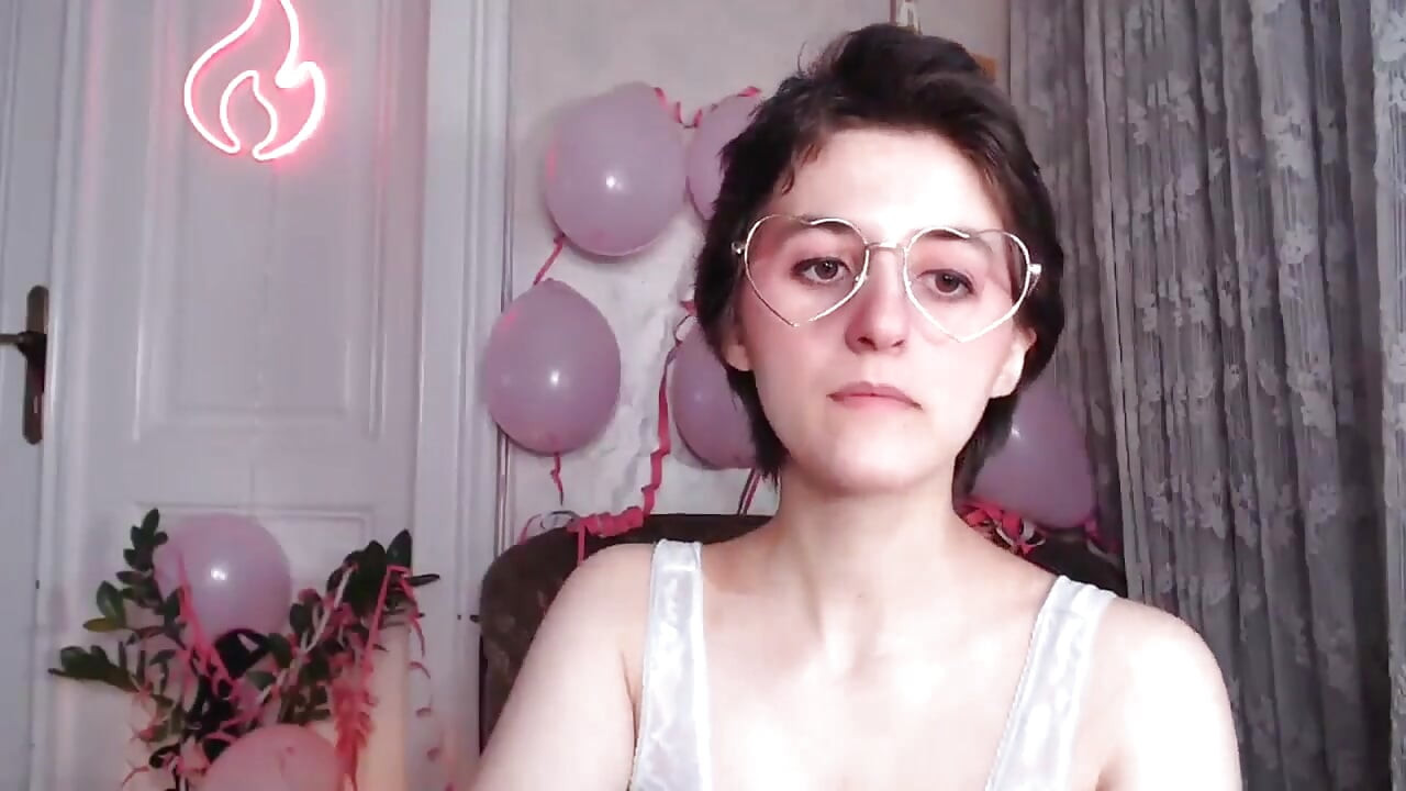 Camgirl vol bosje onder nachtjapon