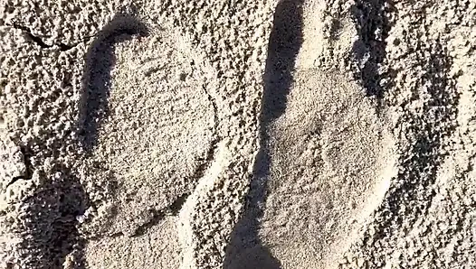16 feet boyutunu plajda kum baskılarıyla karşılaştırıyor