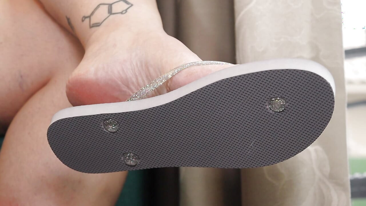 Sara Star Flip Flop Dangling