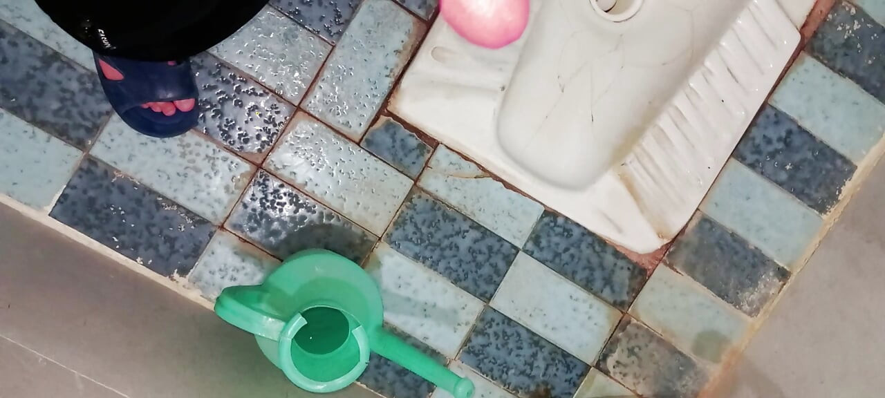 Horny solo jerk off in the toilet - ending with a hot cumshot💦