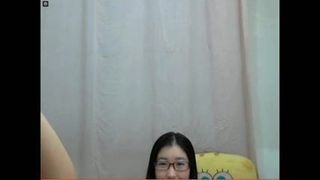 Menina chinesa mostra pé para webcam