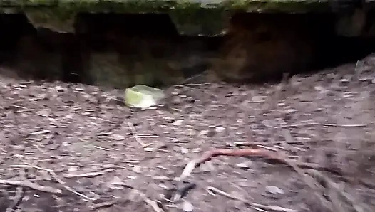 Ölümcül bir yürüyüş - Alman WW2 sığınağında sikiliyor, cezalandırılıyor ve tamamen sidikle dolu