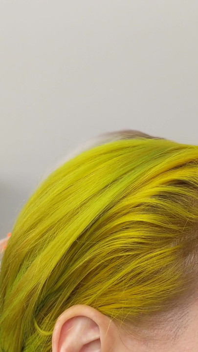 Crossdresser e mulher colocando delineador | Clipe 1