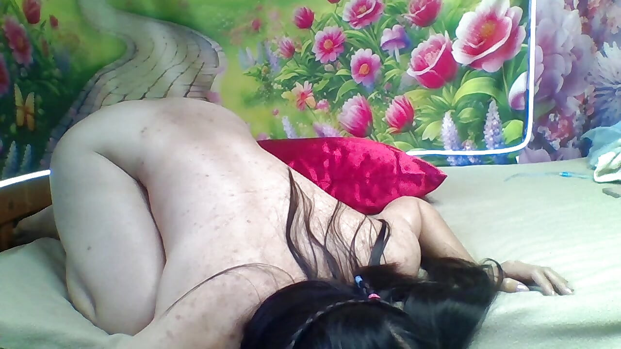 pequena Hana nake completa aparecendo