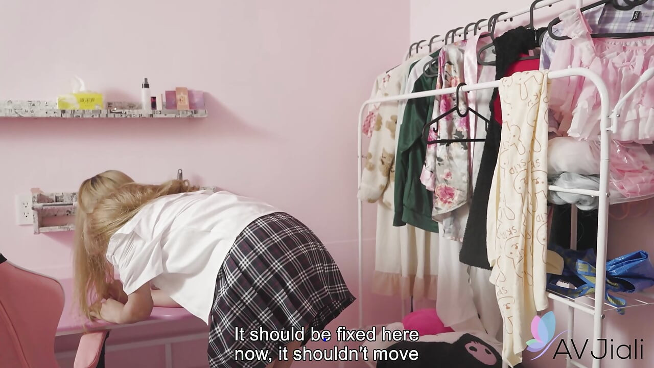 Li Zhiyan, Fille chinoise excitée à gros nichons, joue avec une bite bien dure.